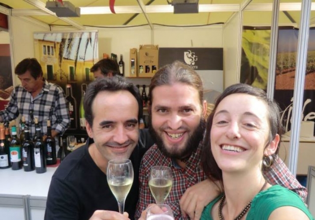 tres jovenes disfrutando de una cata